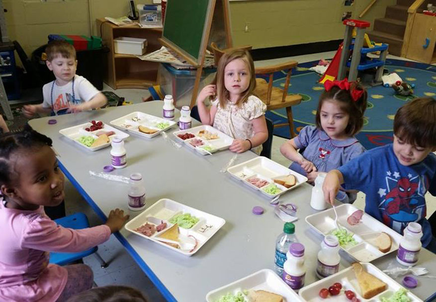 children eating healthy at a Preschool & Daycare Serving Greenville, AL