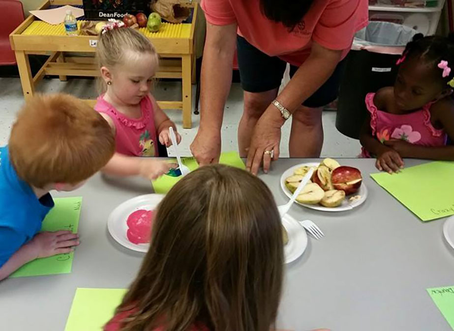 kids eating lunch at preschool